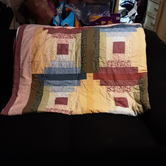 The quilt is a full size and features a vibrant multicolor design - Picture 6 of 8